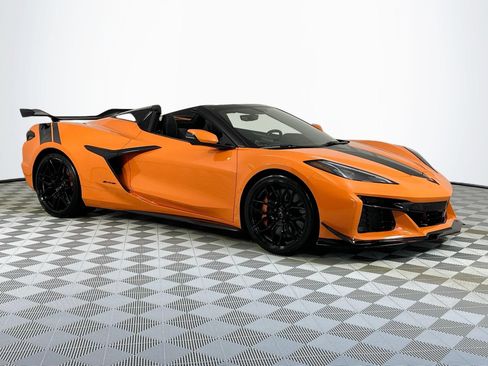 Used 2023 Chevrolet Corvette Z06 w/ Z07 Performance Package RWD image 3