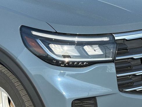 Used 2025 Ford Explorer Active AWD/4WD image 12