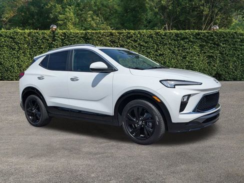 Used 2024 Buick Encore GX Sport Touring image 2