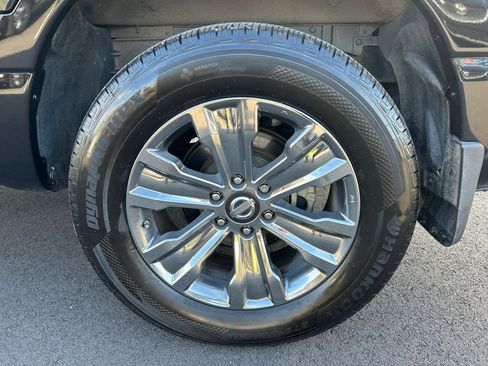 Used 2018 Nissan Titan SV w/ SV Convenience Package RWD image 10