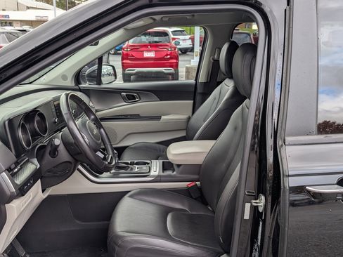 Used 2024 Kia Carnival LX image 15