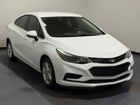 Used 2017 Chevrolet Cruze LT w/ Convenience Package FWD image 4