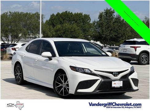Used 2024 Toyota Camry SE FWD image 2