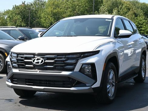 Used 2025 Hyundai Tucson SE image 2