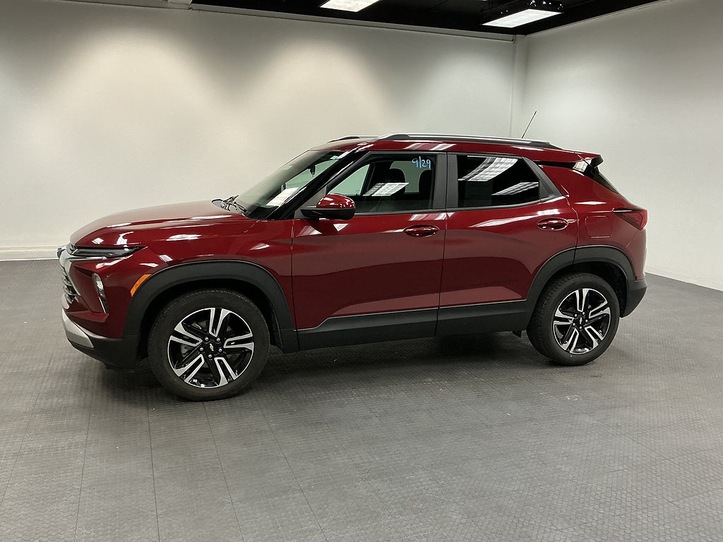 Used 2025 Chevrolet TrailBlazer LT w/ LT Cold Weather Package FWD image 2