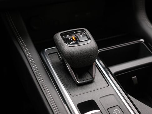 Used 2025 Nissan Pathfinder Platinum image 27