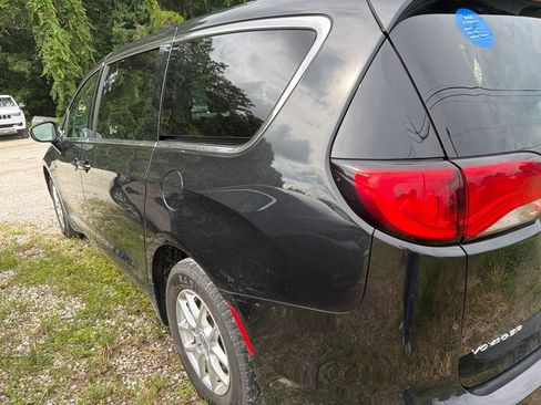 Used 2023 Chrysler Voyager LX FWD image 7