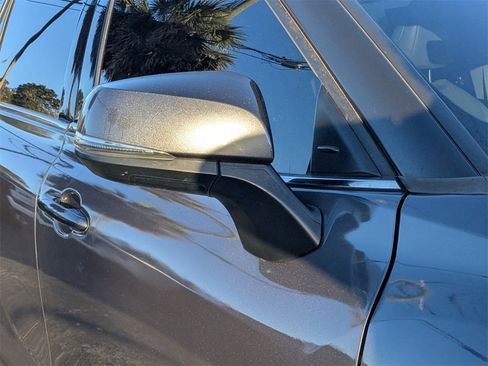 Used 2022 Toyota Highlander XLE image 10