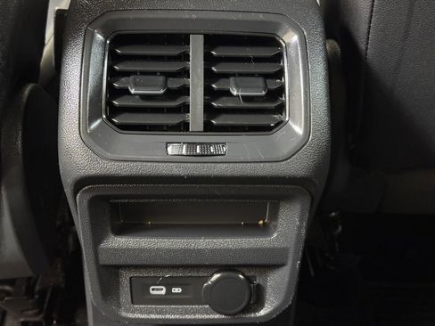 Used 2022 Volkswagen Tiguan SE image 19