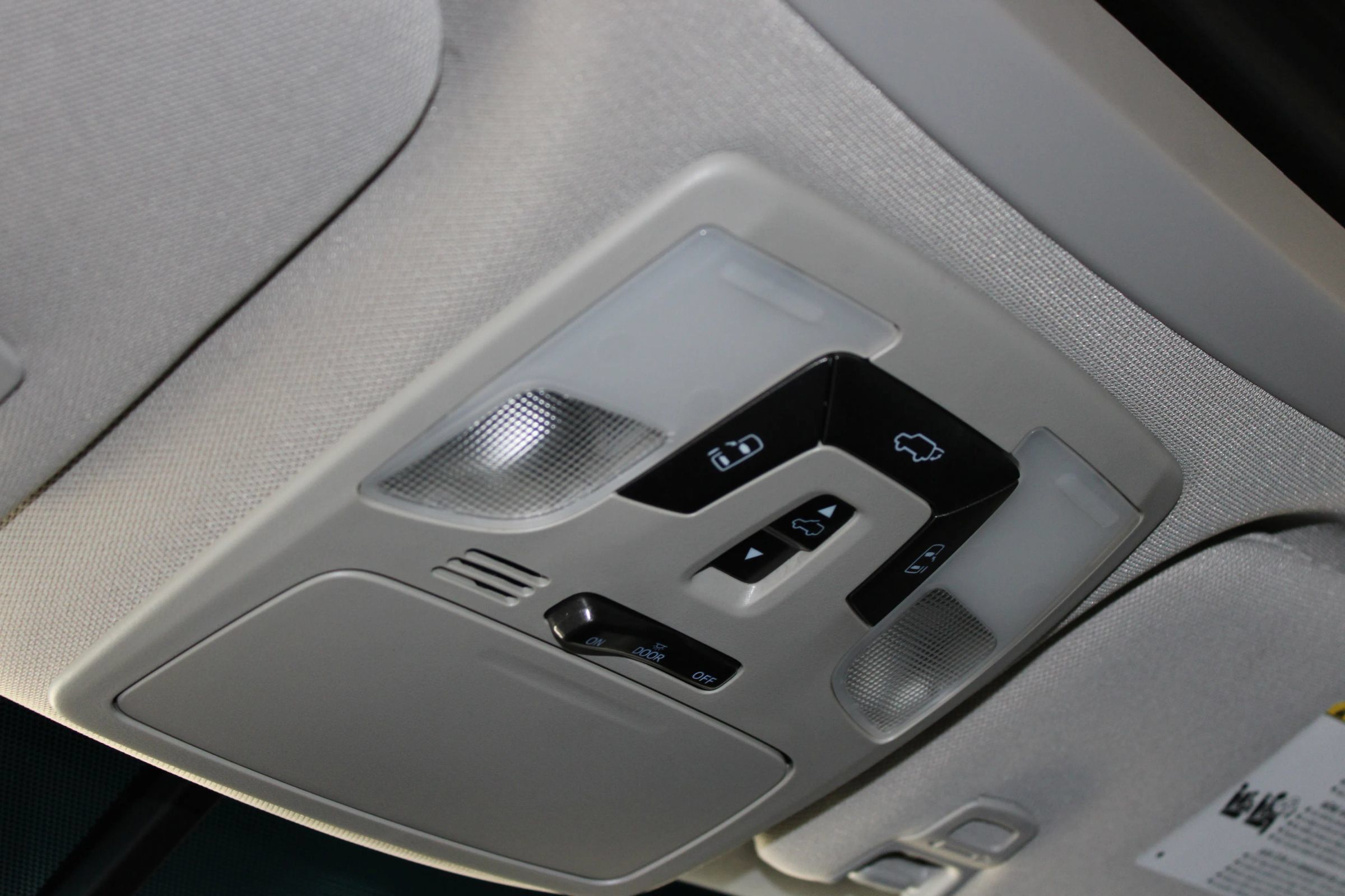 Used 2015 Toyota Sienna SE w/ SE Preferred Package FWD image 27