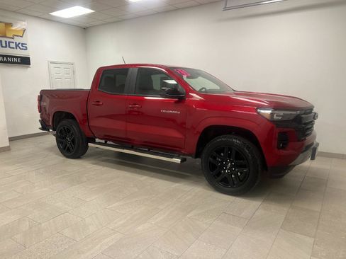 Used 2025 Chevrolet Colorado Z71 w/ Technology Package AWD/4WD image 3