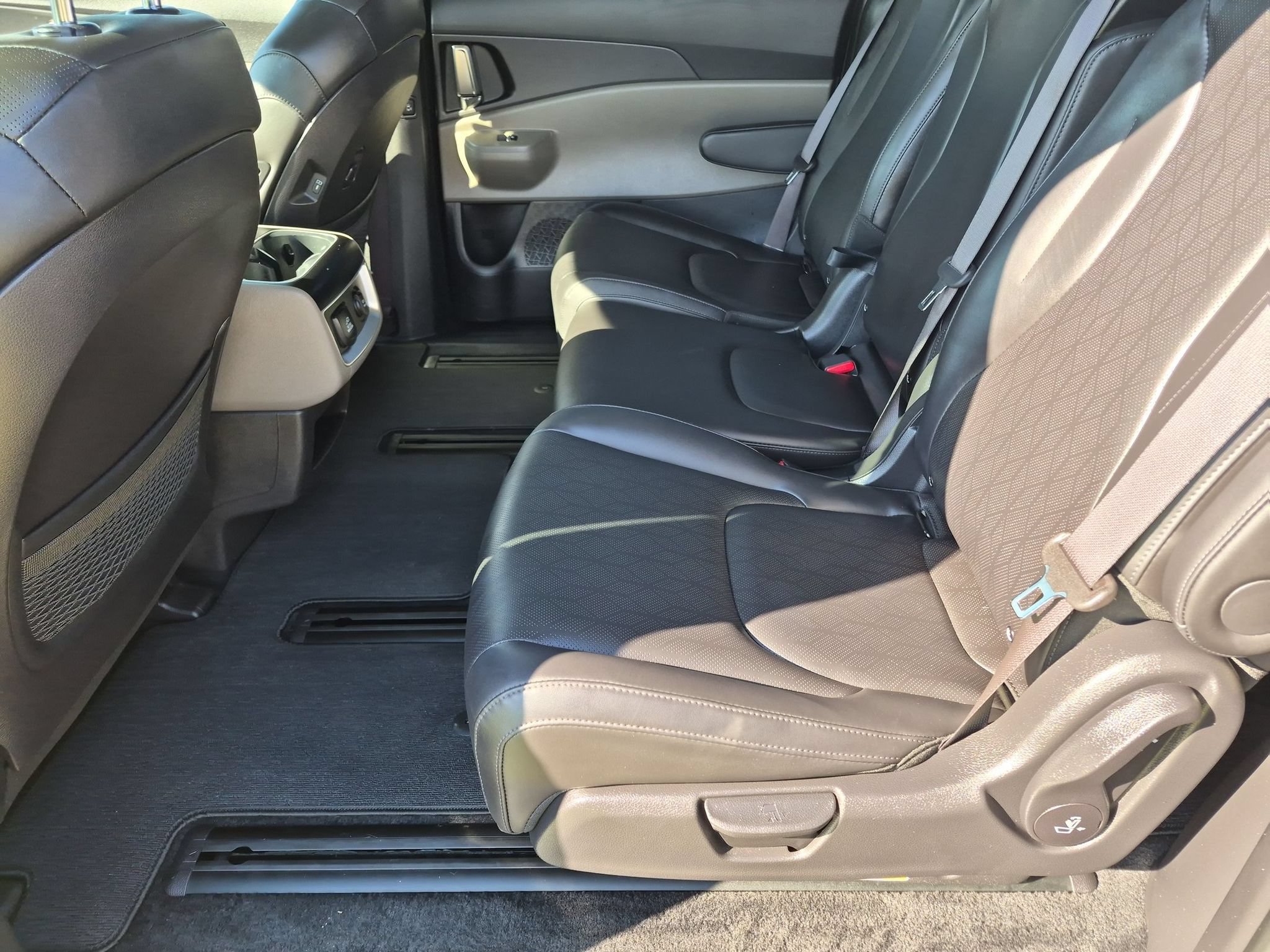 Used 2025 Kia Carnival SX FWD image 18
