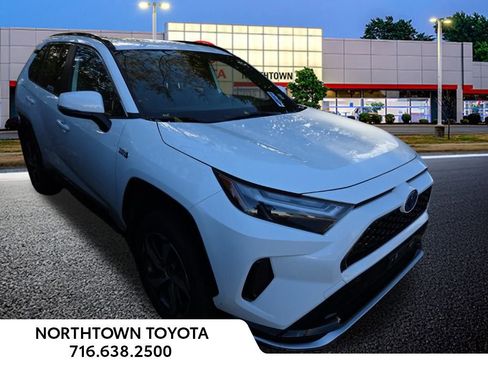 Used 2022 Toyota RAV4 SE image 1