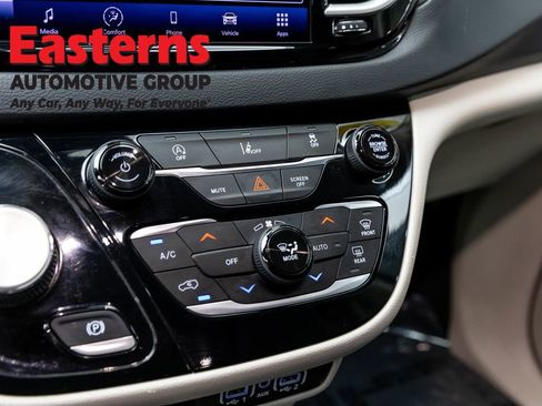 Used 2022 Chrysler Pacifica Touring-L image 20