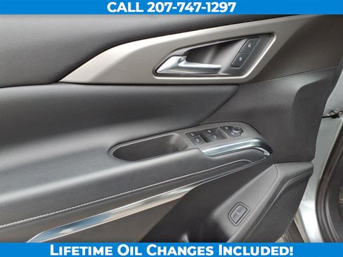 Used 2025 Chevrolet Traverse LT image 11