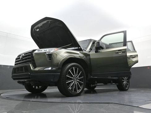 Used 2024 Lexus GX 550 w/ Cold Area Package AWD/4WD image 40