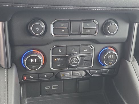 Used 2022 Chevrolet Tahoe Z71 w/ Luxury Package image 27