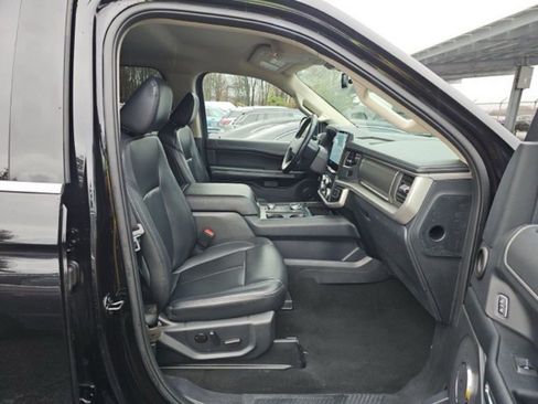 Used 2023 Ford Expedition XLT image 9