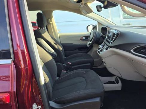 Used 2023 Chrysler Voyager LX FWD image 9