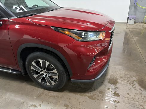 Used 2021 Toyota Highlander XLE AWD/4WD image 39