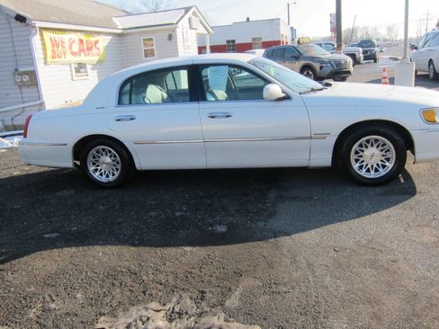 Used 1998 Lincoln Town Car Signature image 3