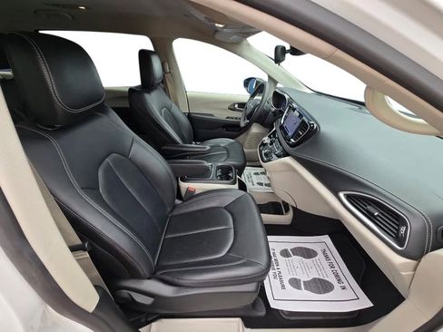 Used 2024 Chrysler Pacifica Select image 26