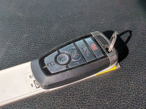 Used 2020 Ford F150 Lariat image 34