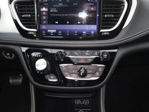 Used 2025 Chrysler Pacifica Limited FWD image 13