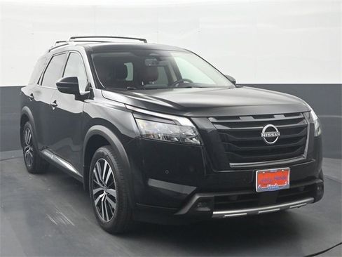 Used 2025 Nissan Pathfinder Platinum w/ Black Appearance Package image 2