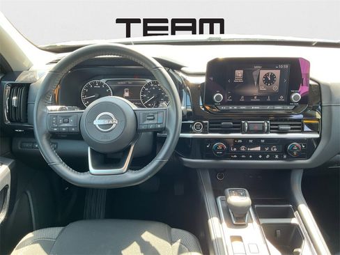 Used 2024 Nissan Pathfinder SV image 17