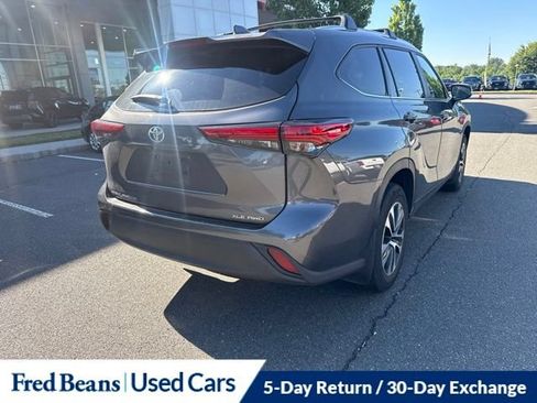 Used 2023 Toyota Highlander XLE AWD/4WD image 6