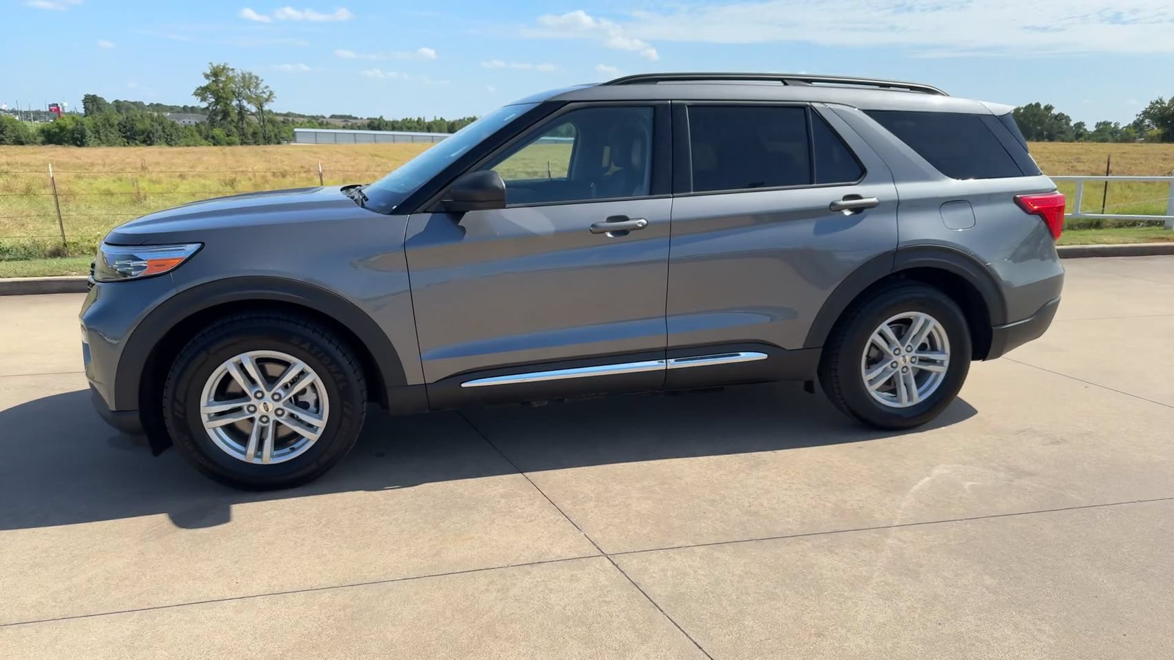Used 2024 Ford Explorer XLT w/ Equipment Group 202A RWD image 4
