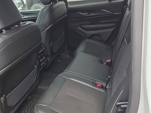 Used 2023 Jeep Grand Cherokee Altitude RWD image 9