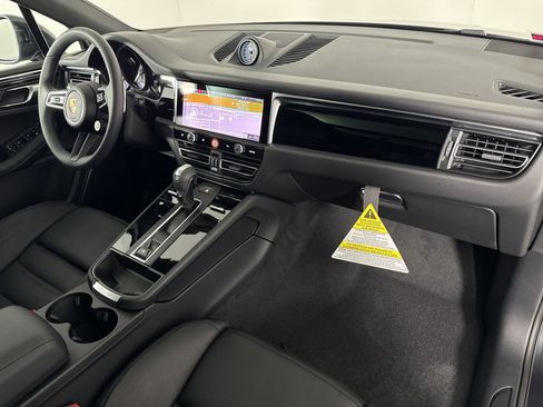 Certified 2025 Porsche Macan image 30