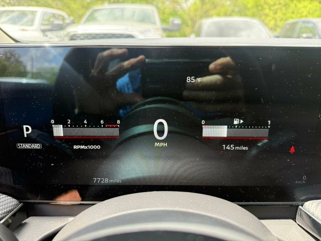 Used 2025 Nissan Kicks SR w/ SR Premium Package FWD image 4