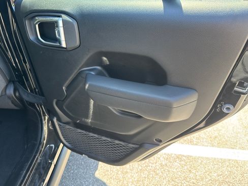 Used 2025 Jeep Wrangler Willys image 17