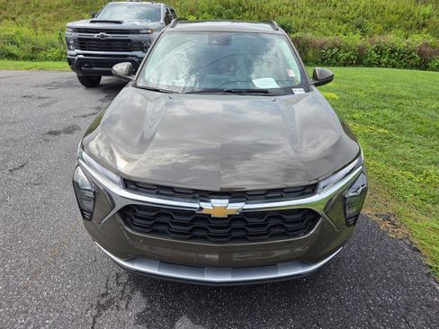Used 2024 Chevrolet Trax LT w/ LT Convenience Package FWD image 2