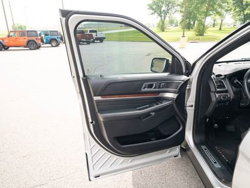 Used 2019 Ford Explorer Platinum AWD/4WD image 13
