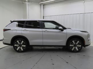 New 2025 Mitsubishi Outlander SE video 2