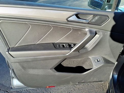 Used 2022 Volkswagen Tiguan SE w/ Panoramic Sunroof Package image 21