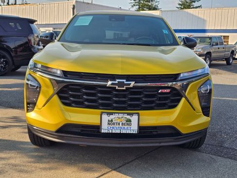 Used 2024 Chevrolet Trax RS w/ Driver Confidence Package FWD image 2