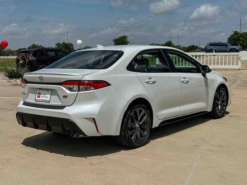 Used 2025 Toyota Corolla SE w/ SE Premium Package FWD image 3