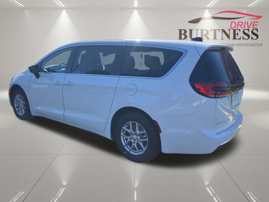 New 2027 Chrysler Pacifica Select FWD image 3