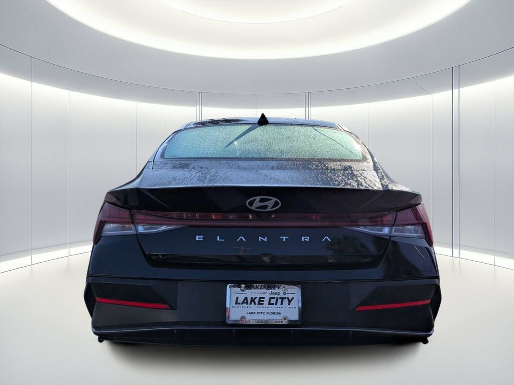 Used 2025 Hyundai Elantra SEL FWD image 5