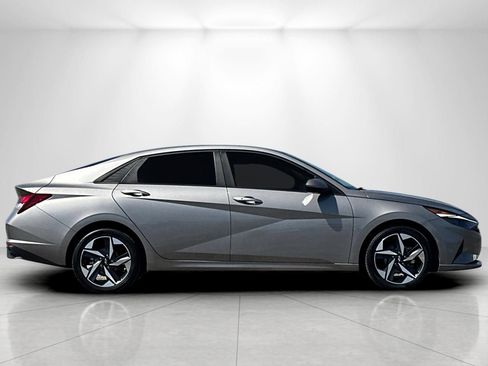 Used 2023 Hyundai Elantra SEL w/ Convenience Package FWD image 2