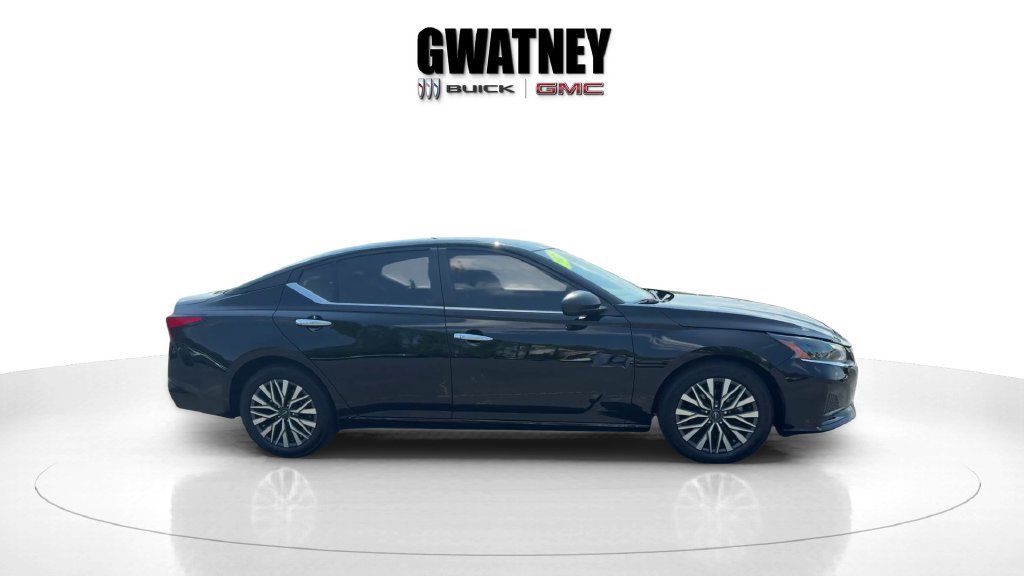 Used 2025 Nissan Altima 2.5 SV FWD image 2