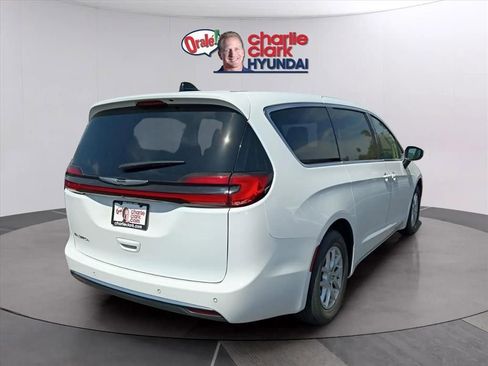 Used 2023 Chrysler Pacifica Touring-L image 3