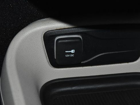 Used 2024 Chrysler Pacifica Touring-L FWD image 16