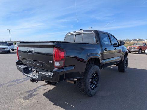 Used 2018 Toyota Tacoma SR image 5