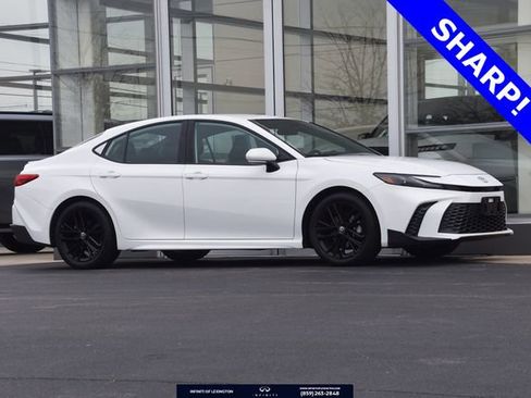 Used 2025 Toyota Camry SE image 1